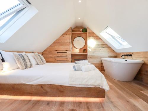 Little Beach Cabin - image 5