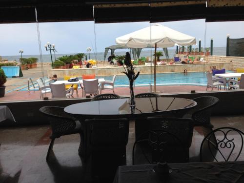 สระว่ายน้ำ, Holiday Suites Hotel & Beach Resort in ใจกลางเมืองจูเนียห์