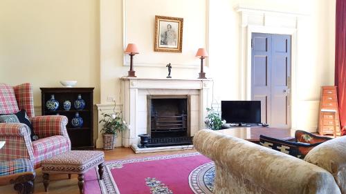 Spacious 2-Bedroom Georgian Edinburgh City Apartment 4