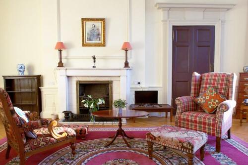 Spacious 2-Bedroom Georgian Edinburgh City Apartment 2