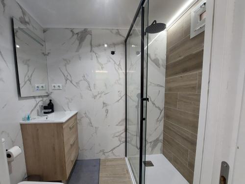 Moderno Apartamento con Piscina y Bicicletas Gratis - image 5