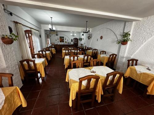 Toit ja joogid, Hotel Colonial in San Bernardo