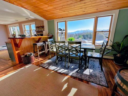 64J Stunning views, close to attractions! 20 min to Bretton Woods. Pool & gym passes! in 懷特菲爾德