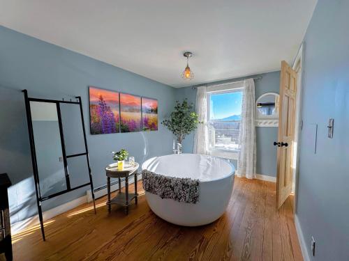 64J Stunning views, close to attractions! 20 min to Bretton Woods. Pool & gym passes! in 懷特菲爾德