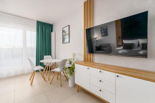 Aquamarina Prima Holiday Studios by the BEACH by Noclegi Renters