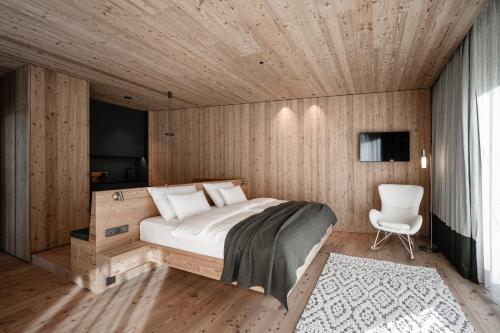 1 king bed, 2 sofa beds