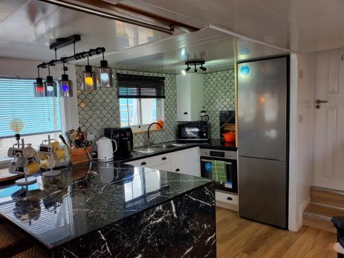 Cocina, JASMINE CORAL JAY Boutique Boatel Ocean Village in Gibraltar