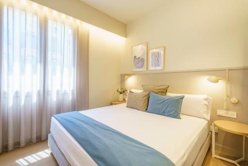 Fisa Rentals Ramblas Apartments - image 3