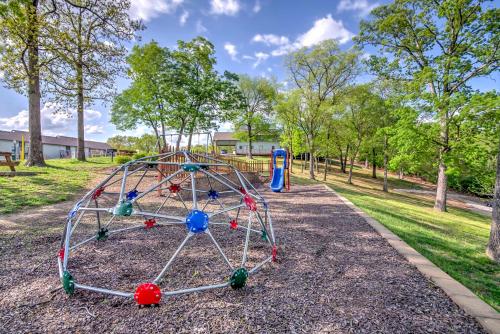 Village of Four Seasons Lake Condo with Pool Access! Village of Four Seasons Lake Condo with Pool Access!