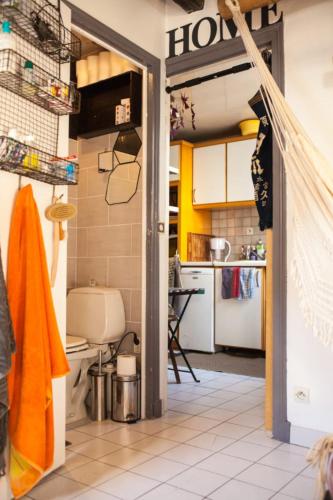Cozy Studio Near The Canal Saint Martin - image 5