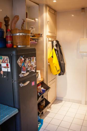 Cozy Studio Near The Canal Saint Martin - image 3