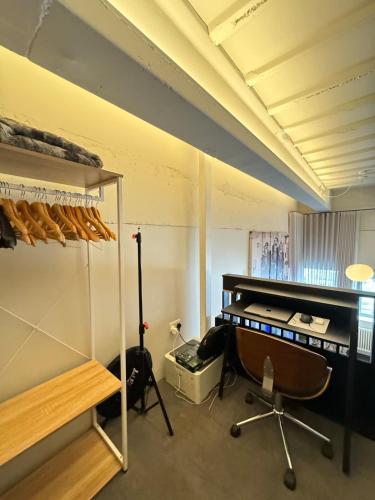 Industrial-Chic 1BD Loft by the River Fulham! - image 8