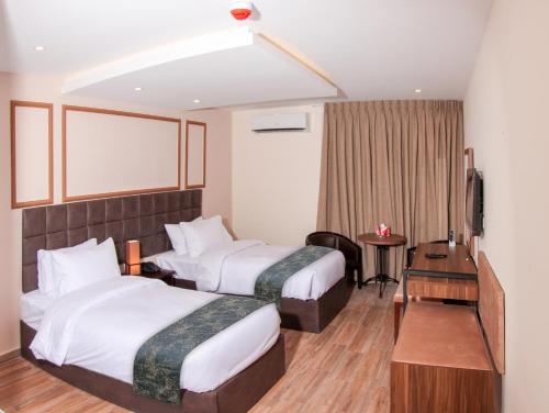 1 king bed, 1 twin bed