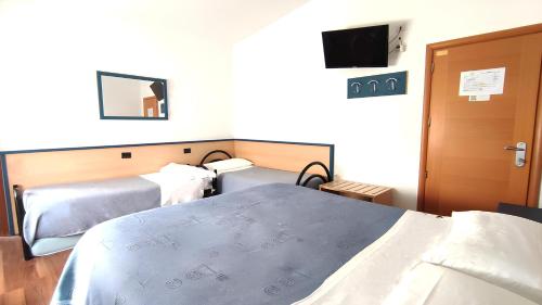 1 queen bed, 2 twin beds