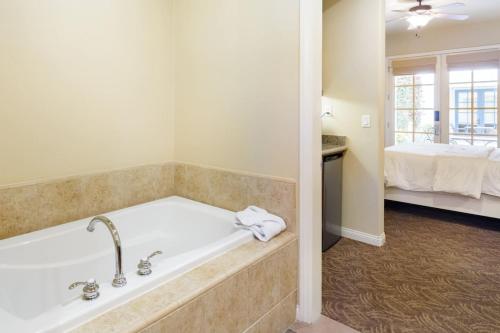 Serene Studio in the Resort-Style Legacy Villas Complex in La Quinta, USA