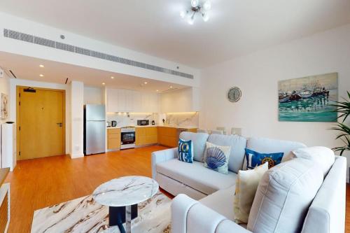 Vacationer Holiday Homes I Spacious 1 Bedroom I Private Beach Access, Дубай (фото 3)