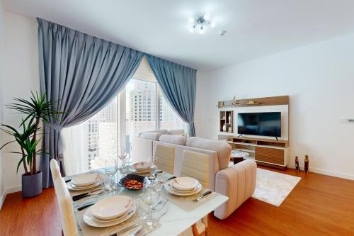 Vacationer Holiday Homes I Spacious 1 Bedroom I Private Beach Access, Дубай (фото 2)