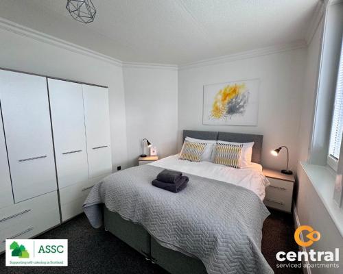 2 Bedroom Apartment by Central Serviced Apartments - Perfect for Short&Long Term Stays - Family Neighbourhood - Wi-Fi - FREE Street Parking - Sleeps 4 - 2 x King Beds - Smart TV in All Rooms - Modern - Weekly-Monthly Offers - Trade Stays - Close to A90