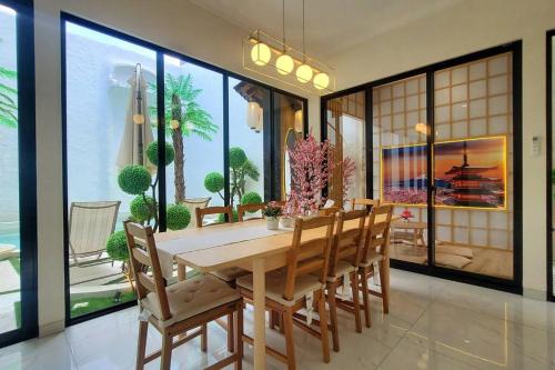 Jun's Villa Tangerang 4BR Luxury Aesthetic & Homey in สินดังจายา