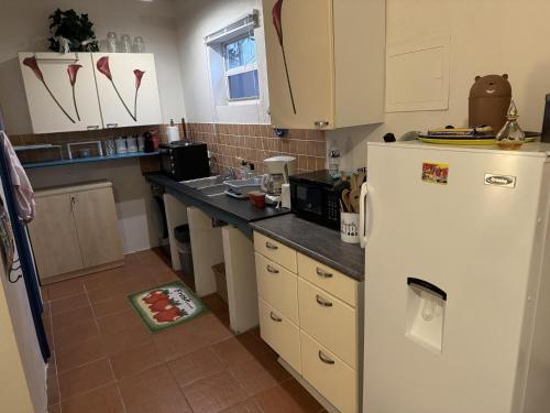 Studio Sleeps 2 with Free Parking in Simpson Bay