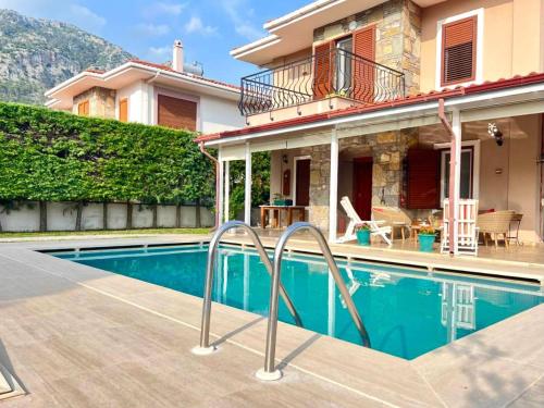 Villa Corner - Conservative Central Villa w / Pool & Garden in Gocek