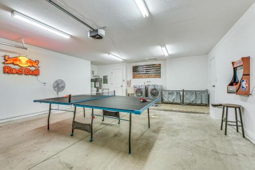 Sunny Arizona Oasis with Views - 2 Mi to Lake Havasu