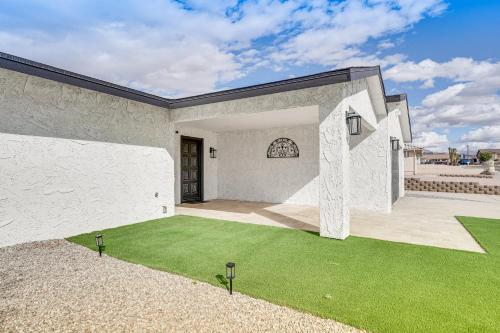 Sunny Arizona Oasis with Views - 2 Mi to Lake Havasu