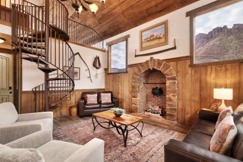 Hideout at the Rim - image 11