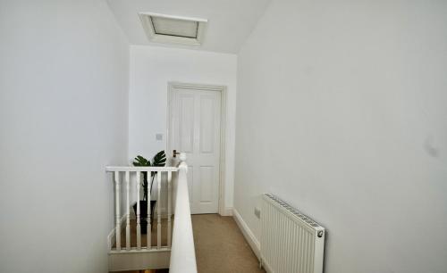 Spacious two-bedrooms house, private parking, contractors, relocators