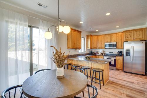 Charming Orem Townhome 5 Mi to BYU! in Orem, USA