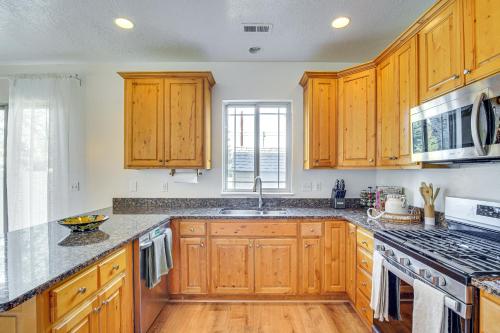 Charming Orem Townhome 5 Mi to BYU! in Orem, USA