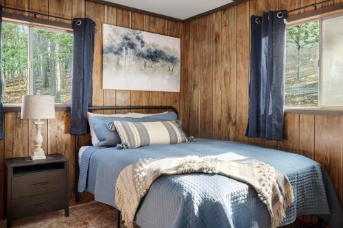 Secluded Cabin w Huge Deck Fire Pit Grill & WiFi in New Market, USA