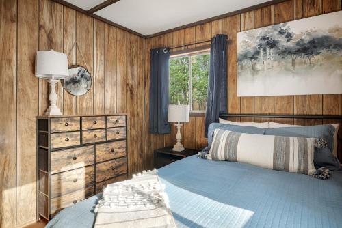 Secluded Cabin w Huge Deck Fire Pit Grill & WiFi in New Market, USA