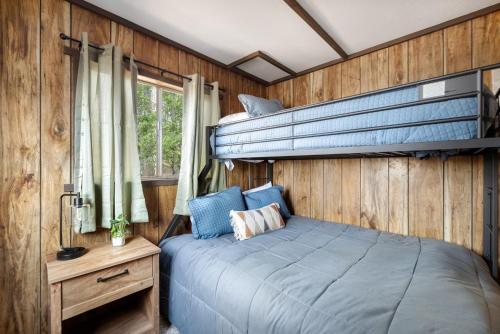 Secluded Cabin w Huge Deck Fire Pit Grill & WiFi in New Market, USA