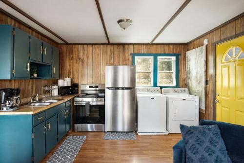 廚房, Secluded w Fireplace, Deck, Fire Pit, Grill & WiFi in 紐馬克 (VA)
