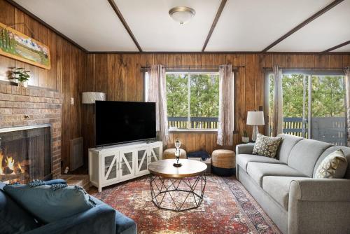Secluded Cabin w Huge Deck Fire Pit Grill & WiFi in New Market, USA
