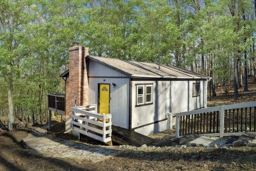 Secluded Cabin w Huge Deck Fire Pit Grill & WiFi in New Market, USA