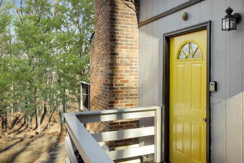 Secluded w Fireplace, Deck, Fire Pit, Grill & WiFi in 紐馬克 (VA)