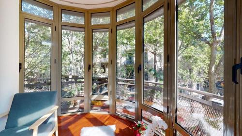 Modern and bright three-bedroom in Eixample