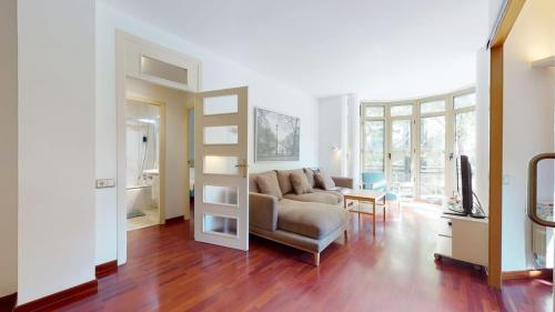 Modern and bright three-bedroom in Eixample