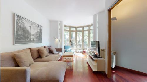 Modern and bright three-bedroom in Eixample