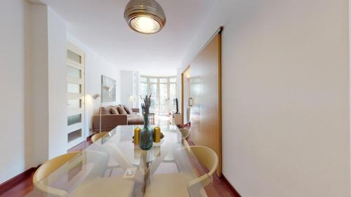 Modern and bright three-bedroom in Eixample