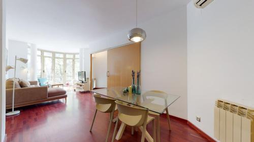 Modern and bright three-bedroom in Eixample