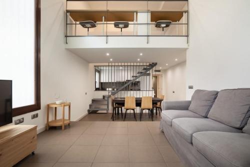 Modern and bright 4BD triplex in Paralel! gîte à louer Barcelone