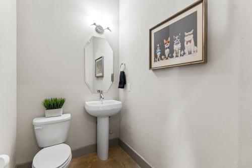 Chic & Homey 3-BR Close to Downtown Heart of 704 in Austin, USA