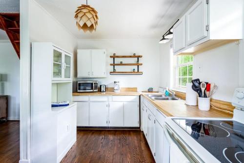 Cozy Cottage w Hot Tub, Fire Pit, WiFi & Sunroom! in Front Royal, USA