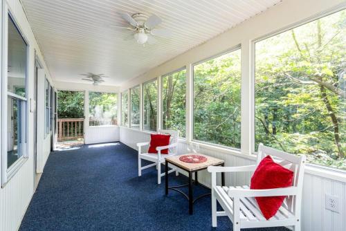 บริการและสิ่งอำนวยความสะดวก, Cozy Cottage w Hot Tub, Fire Pit, WiFi & Sunroom! in วอร์เรนตัน (VA)