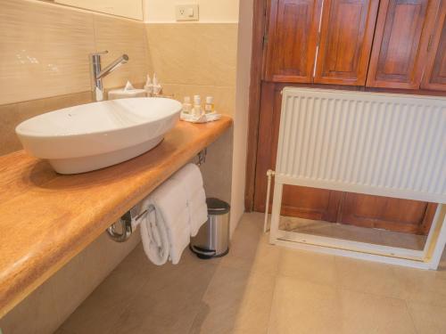Standard Double Room image 2
