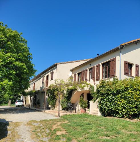 Maison rénovée typique, au calme, piscine. (Maison renovee typique, au calme, piscine.) in Mazerolles-du-Razes