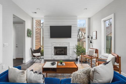Modern Luxury Rooftop Deck, 3 mi to Downtown in Nashville, USA